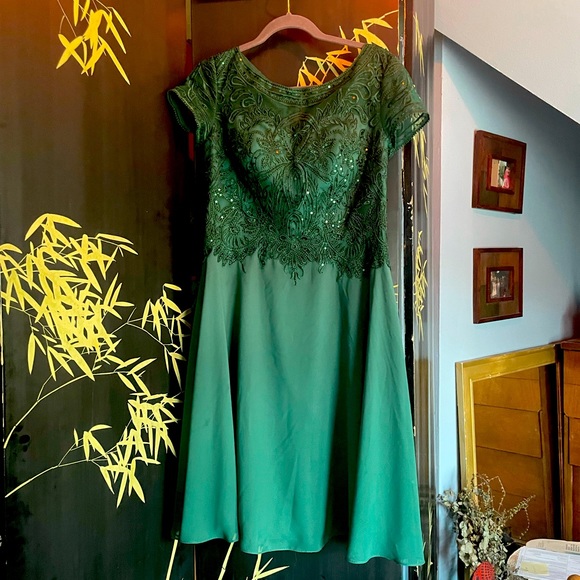 JJās House - Emerald Bridesmaidās Dress - Picture 2 of 14